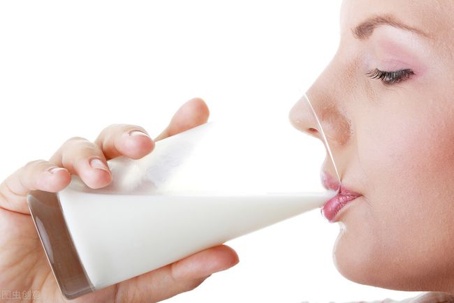 女性在孕期与哺乳期多喝牛奶，有一重要好处。