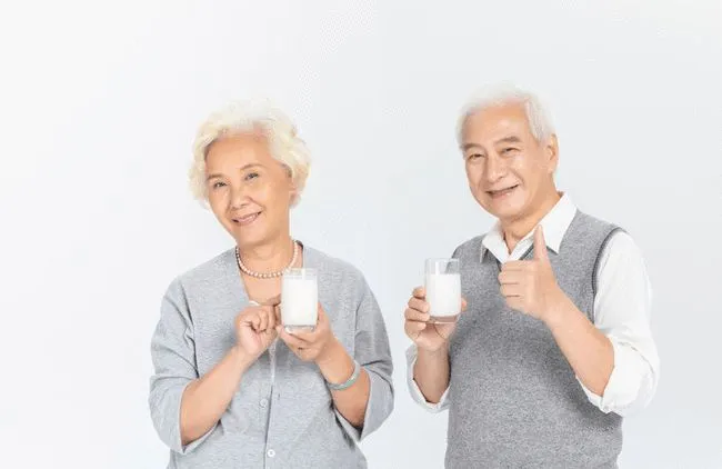 重阳之际，关爱老年人从“骨”健康开始，多喝牛奶提高免疫力！